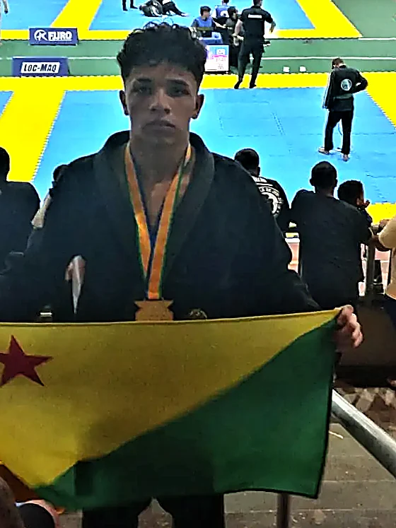 Atleta da RF Team com a bandeira do Acre em campeonato fora do estado