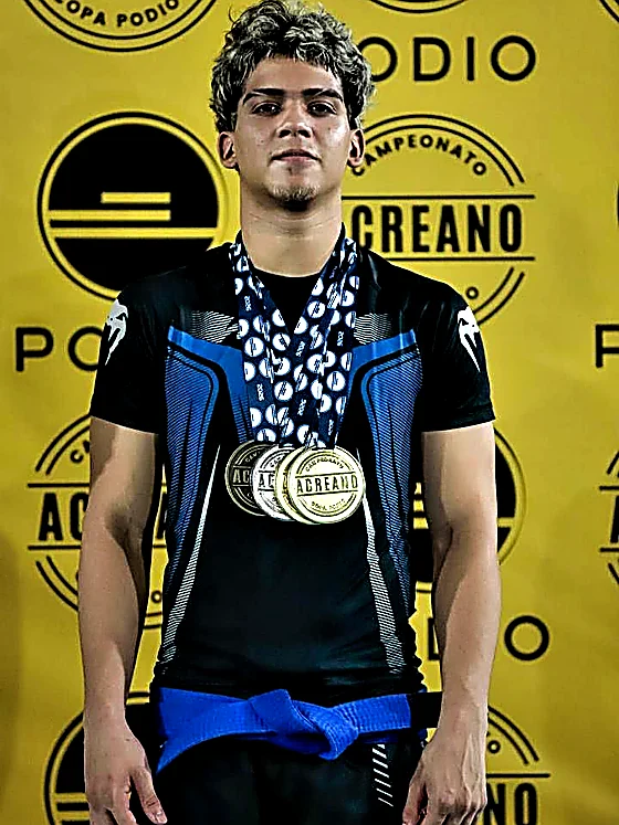 João Pedro Bessa com suas medalhas da Copa Acre Pódio