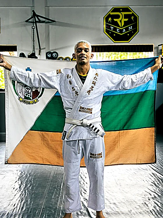 Khevyn Francys com a bandeira do Acre no tatame da RF Team