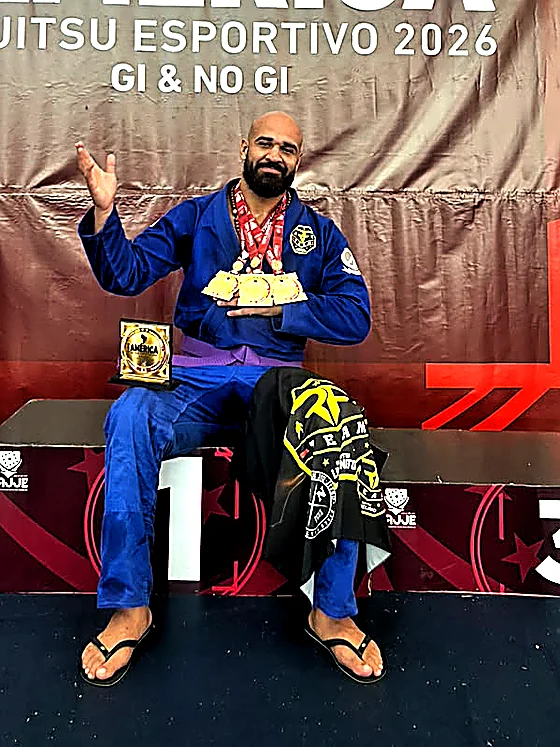 Lima Neto com as quatro medalhas de ouro da Copa América Internacional