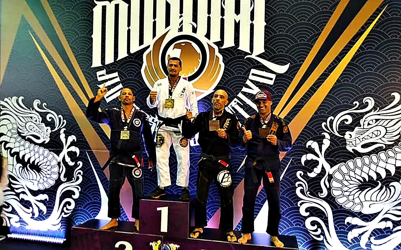 Mestre Rivelino Souza no lugar mais alto do pódio do Campeonato Mundial de Jiu-Jitsu Esportivo da CBJJE, em 2019
